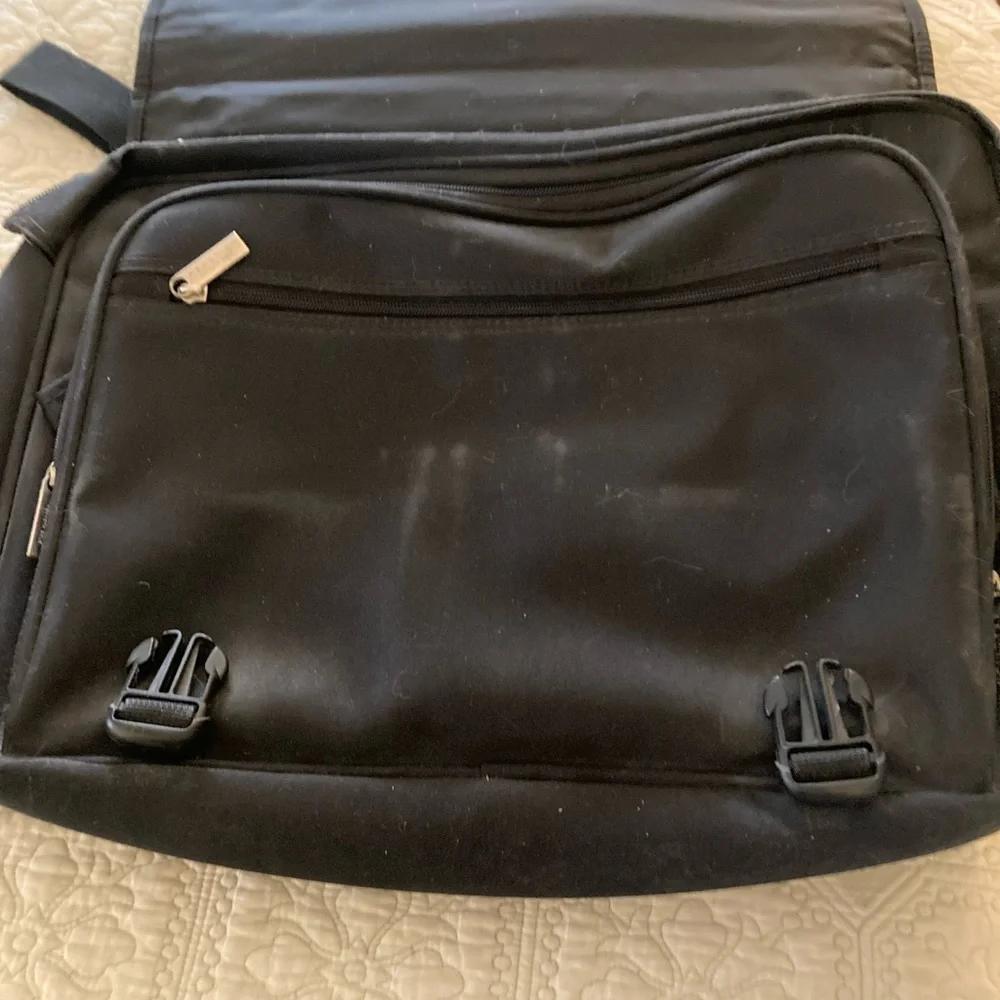 KENNETH COLE REACTION Crossbody Bag Padded Section Zip Storage Flap w Clips